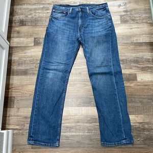 Levi’s • 505 medium wash regular fit jeans